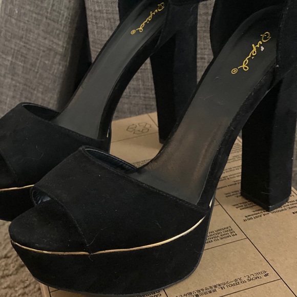 Black heels - Picture 2 of 3